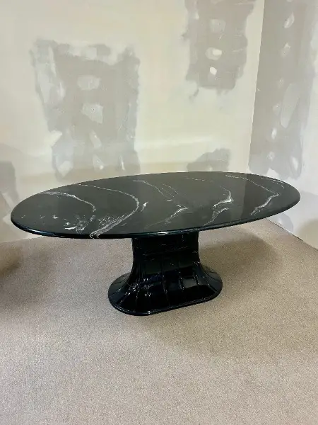 Italienischer Esstisch aus Kunststein Nero-Marquina-Finish