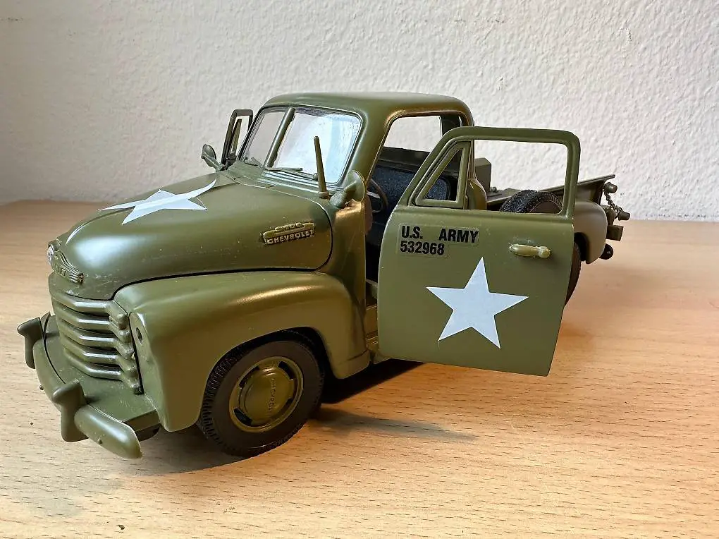 1:18 Chevy Pick-Up 1953 (Fertigmodell) / Mira