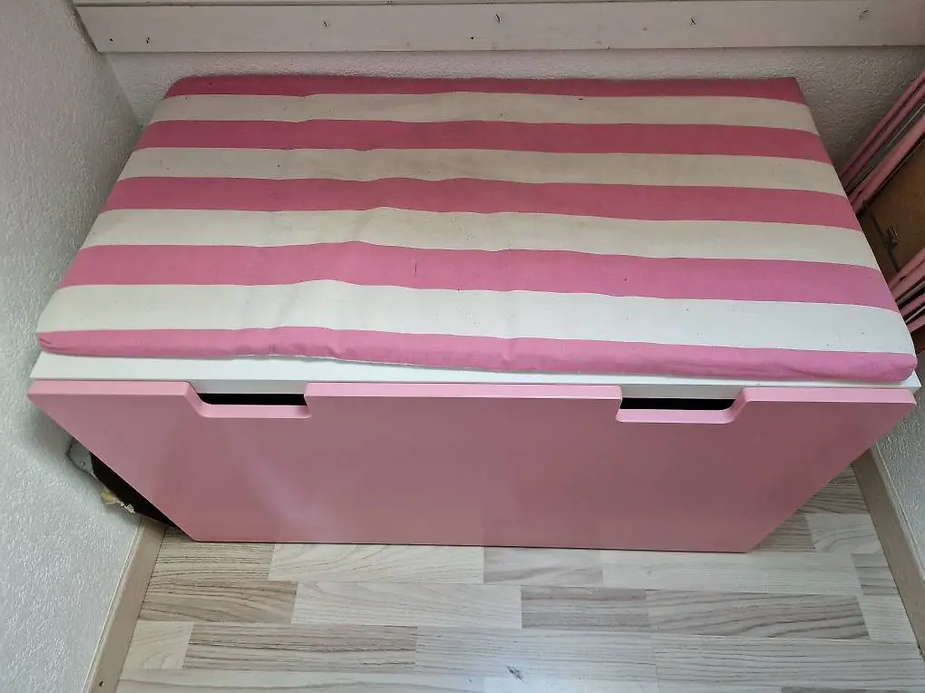 Sitzmöbel mit grosser Schublade