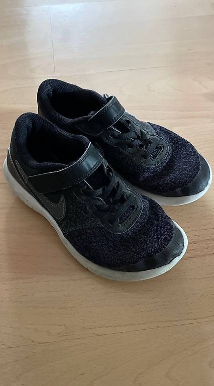 Nike Hallenschuhe Gr 34/35