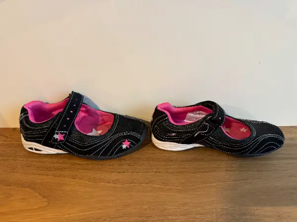 Schöne schwarz-pinke Finken / Hausschuhe mit Sternen, Gr. 31