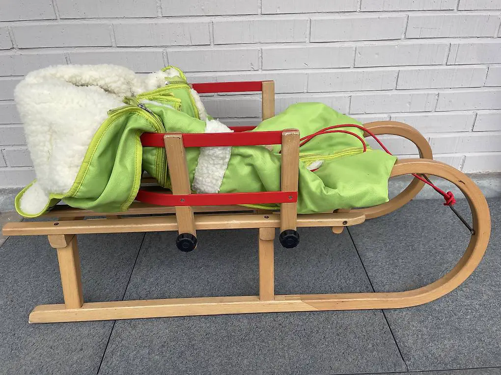 Schlitten mit Babysitz und Wärmesack