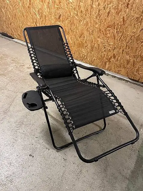 Klappbare Liege mit Getränkehalter