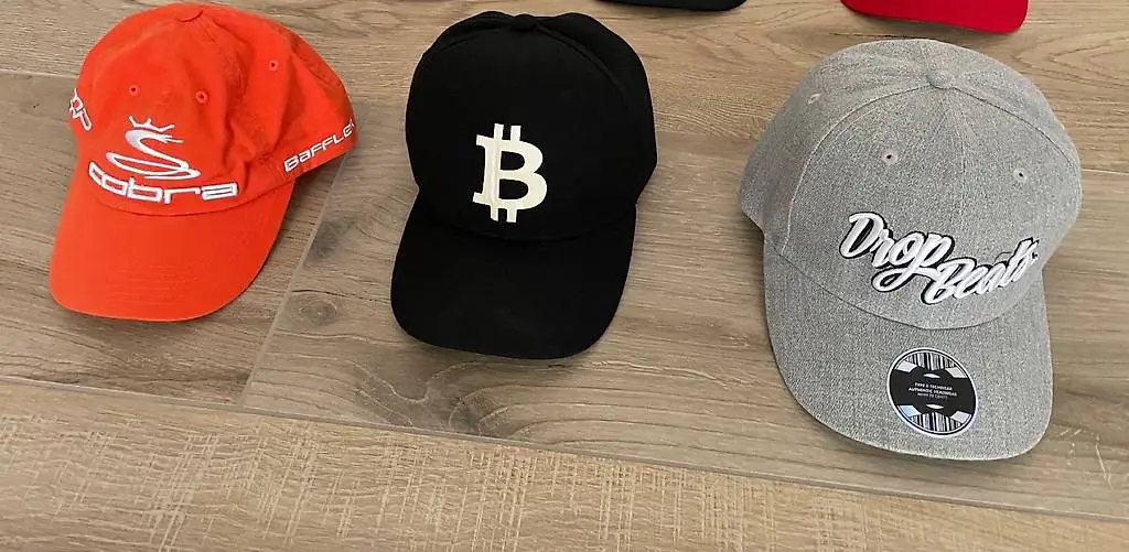 Sammlung von Caps Kappen Sonnenhüte Baseballcap