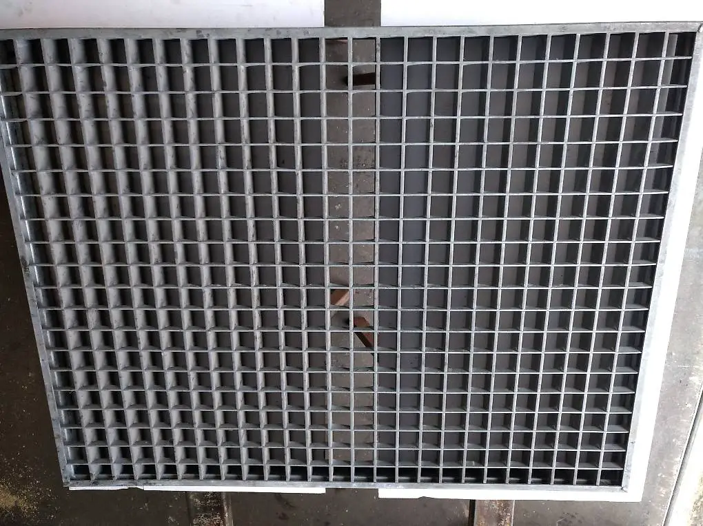 Gitterrost Starke Ausführung verz. Neu.