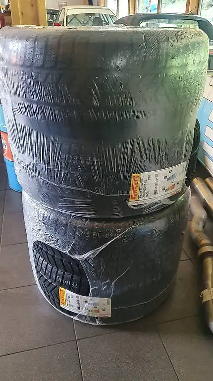 Vier Pirelli Winterreifen 245/40 R18 97V