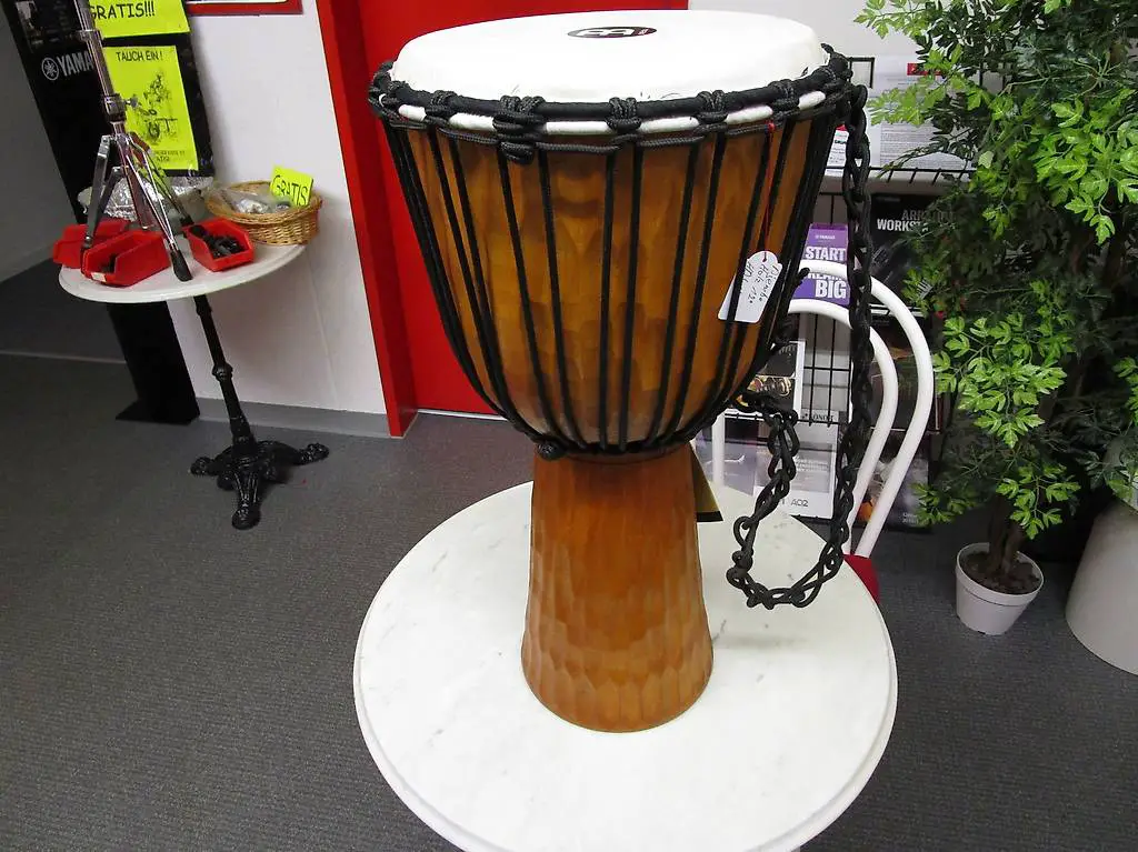 djembe de luxe, fabrikneu, mit schnurspannung.