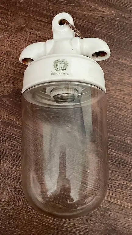 Alte Lampe mit Porzellanfassung