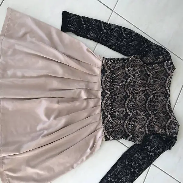 Kleid s. lieblich mit hübschen Spitzen sanft fallender Rock