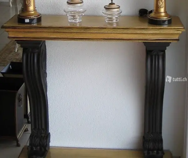 Neue Konsole aus Holz und Kunstharz