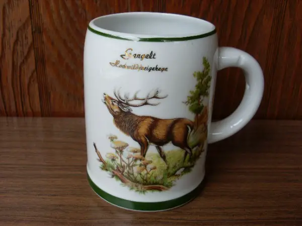 Chope de bière en grès avec scène de chasse