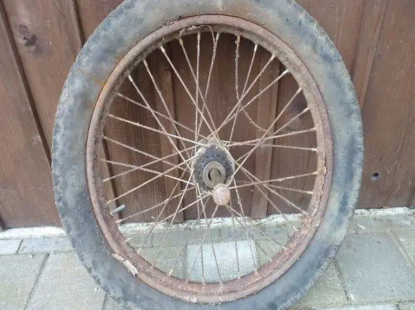 Oldtimer Rad 3.25x19 Motosacoche ?