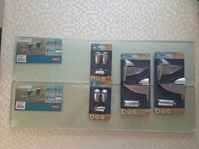 Glasregale mit Halterungen