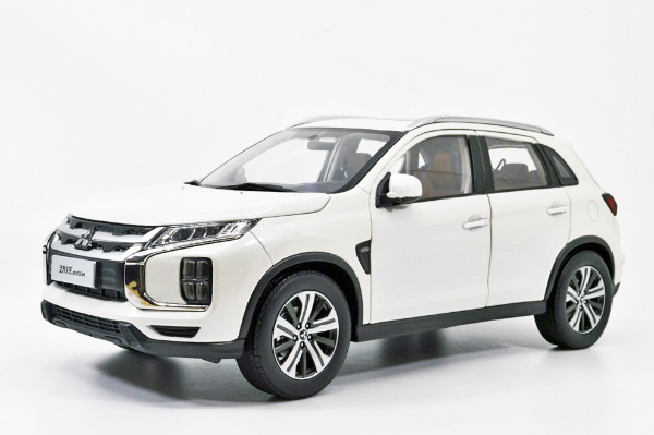 NEU: Mitsubishi ASX Phase IV seit 2019 weiss met. / schwarz 1:18