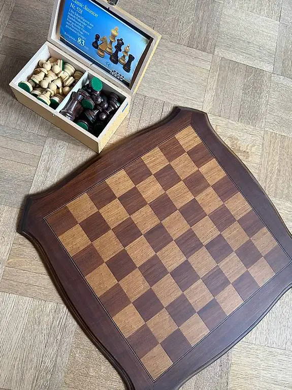 Schachbrett und Figuren aus Holz