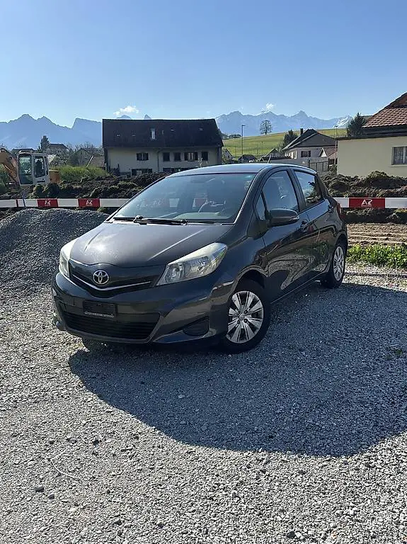 Toyota yaris 1.3 2013 3500 fr