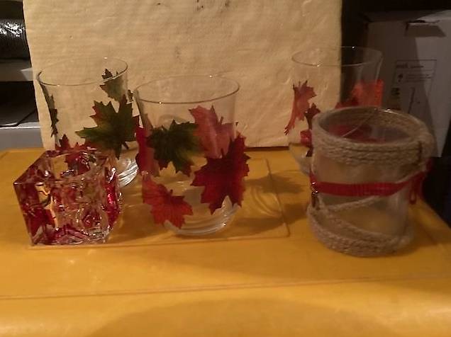 Glaser mit Blumendeckor