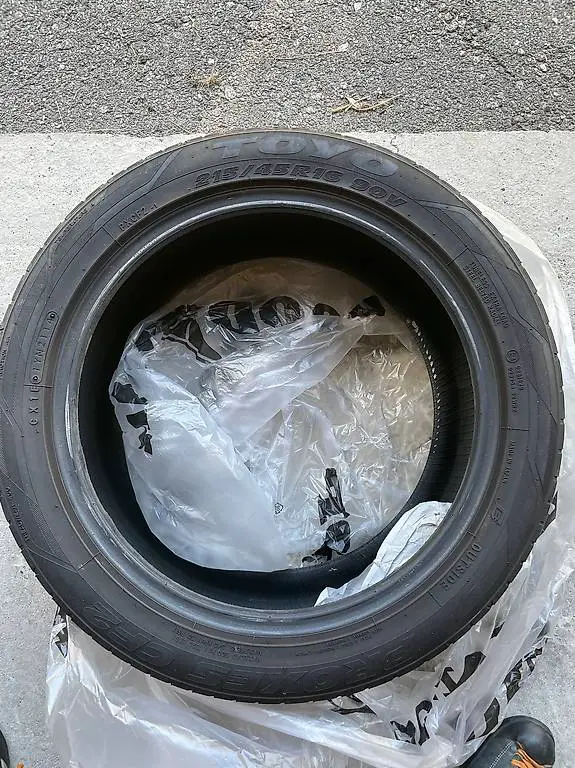 Pneumatico nuovo 215/45 R16