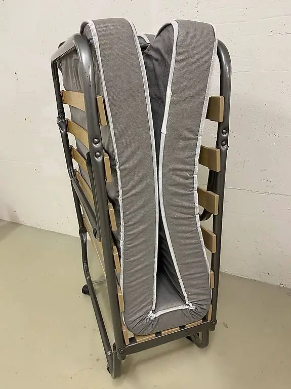 Gästebett / Klappbett mit Matratze