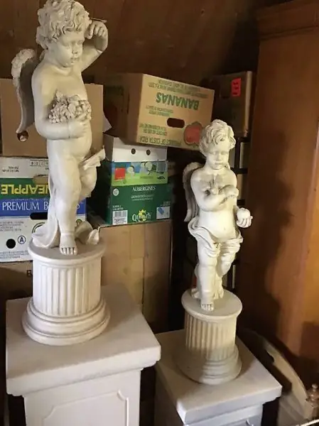  Engelskulpturen auf Sockel