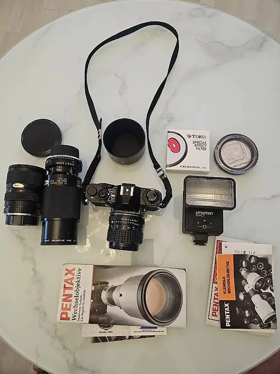 Pentax ME Super mit viel Zubehör für Vintage-Fotografie