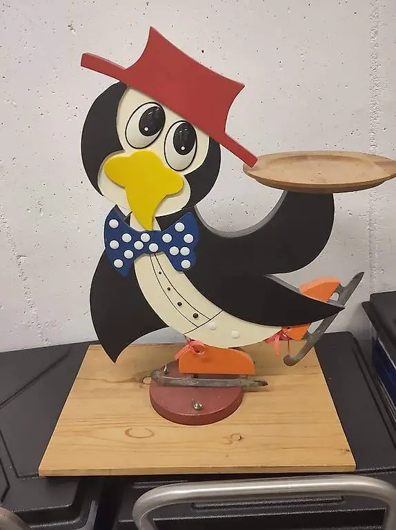 Pinguin auf Schlittschuhen