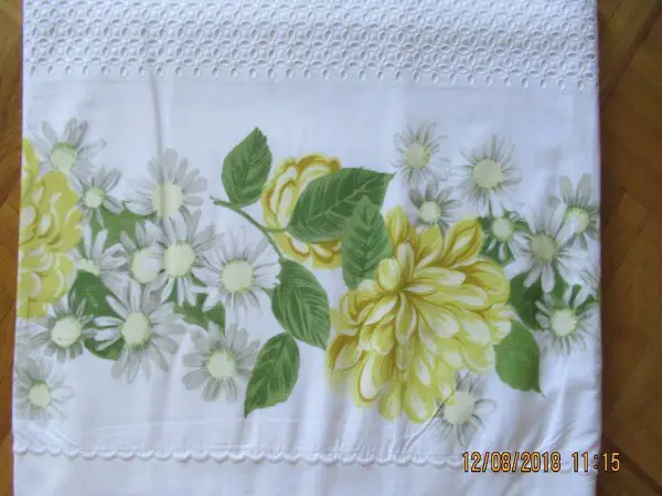  Leintücher, 2 Stücke, mit Blumenmotiv, St Galler Stickerei?