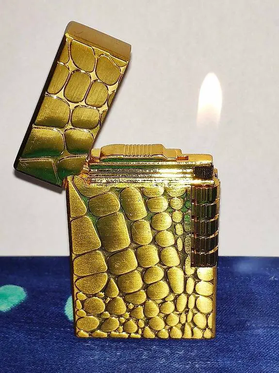 accendino a gas nuovo / Gas Feuerzeug + gratis récharge gas