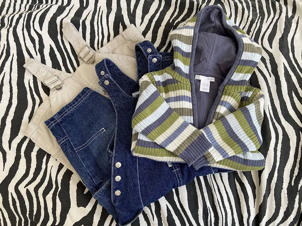 Kapuzenjacke und 2 Paar Latzhosen Grösse 80