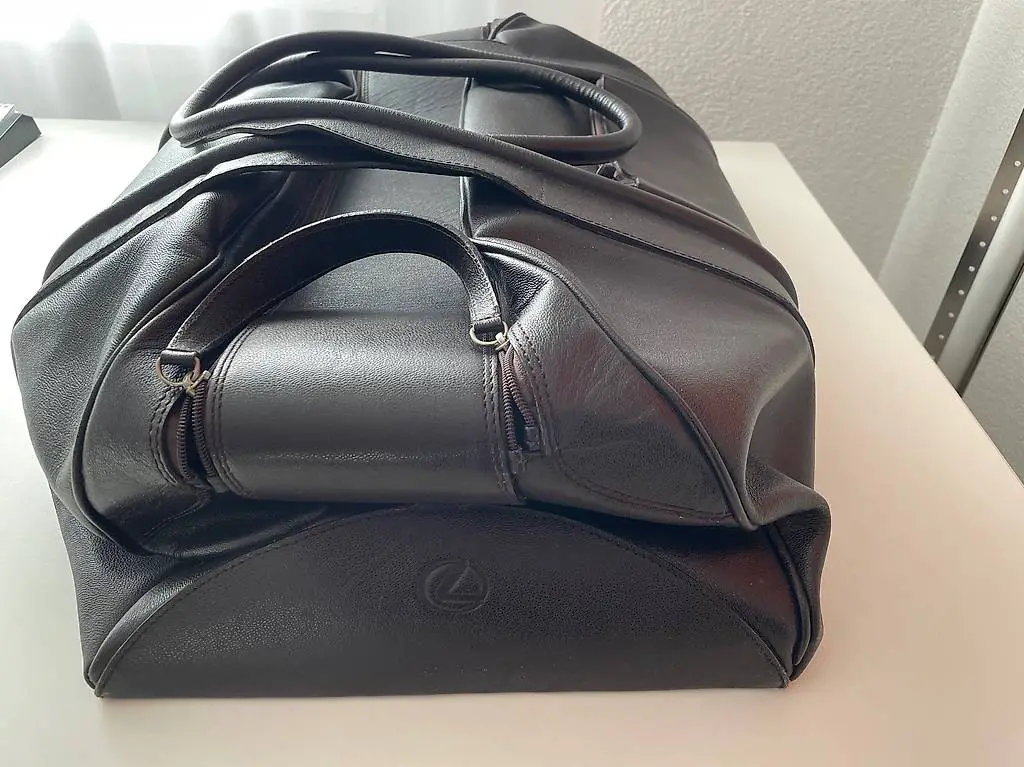Braune Ledertasche von Lexus gebraucht
