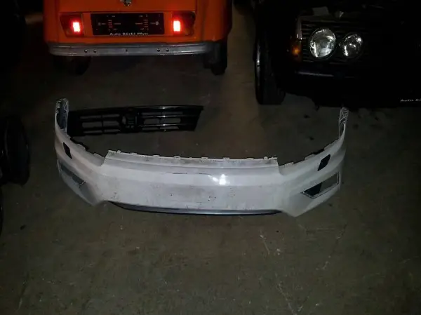  VW Tiguan Stossstange vorne mit Riss defekt