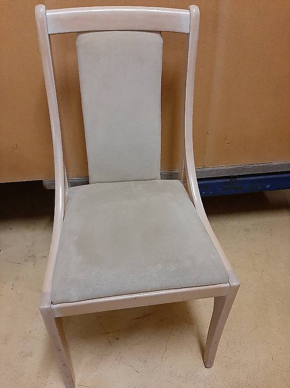 Holzstuhl mit Sitzpolster aus Velourstoff