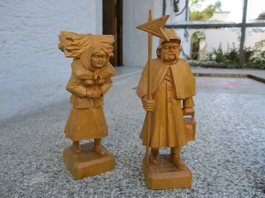 Schnitzerei älteres Paar + Hirsch Alpine Chalet Chic Brienz