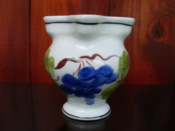 Boccalino ou pichet avec comme déco. une grappe de raisin