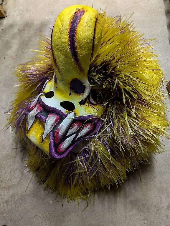 Waggis-Larve gelb-violett