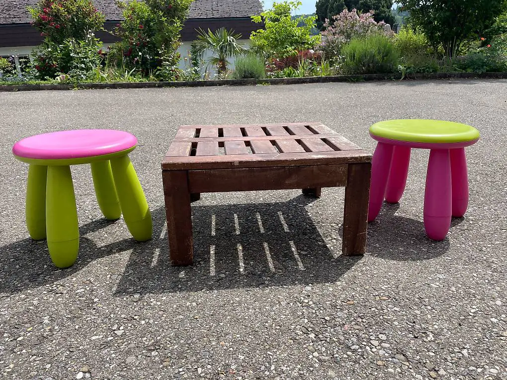 Kinderhocker und Tischchen