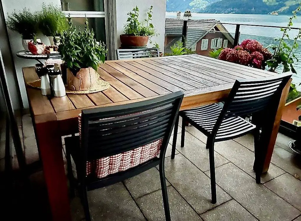Schöner Massiver Teakholz Gartentisch
