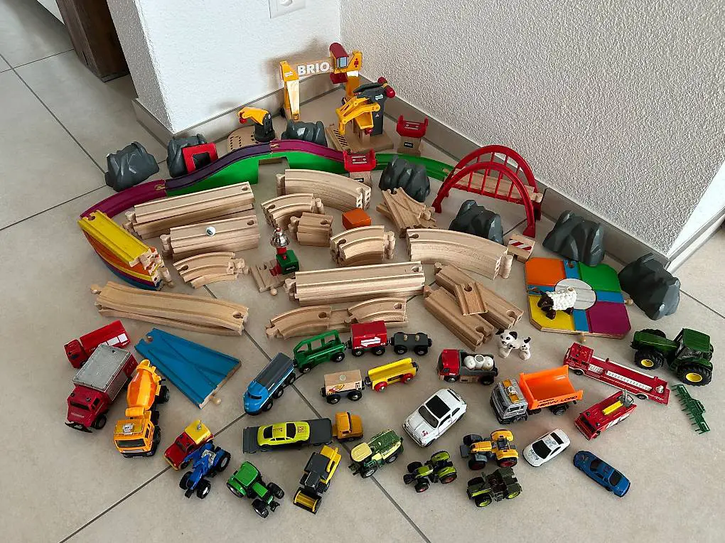 Grosse Holzeisenbahn mit viel Zubehör in Kunststoffbox