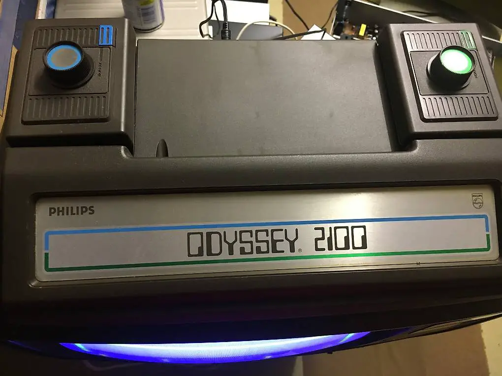 alte Spielkonsole mit diversen Spielen von Philips Odissey