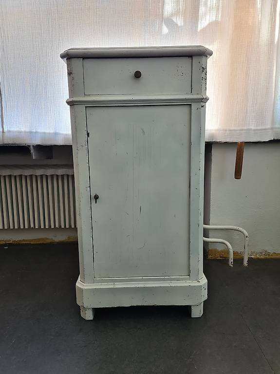 Alte Nachtkommode, weiss