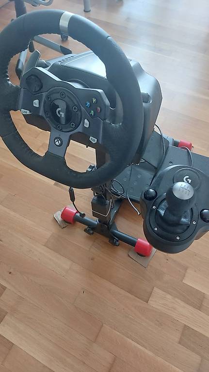 Lenkrad mit Schaltung, Pedalen und Halterung