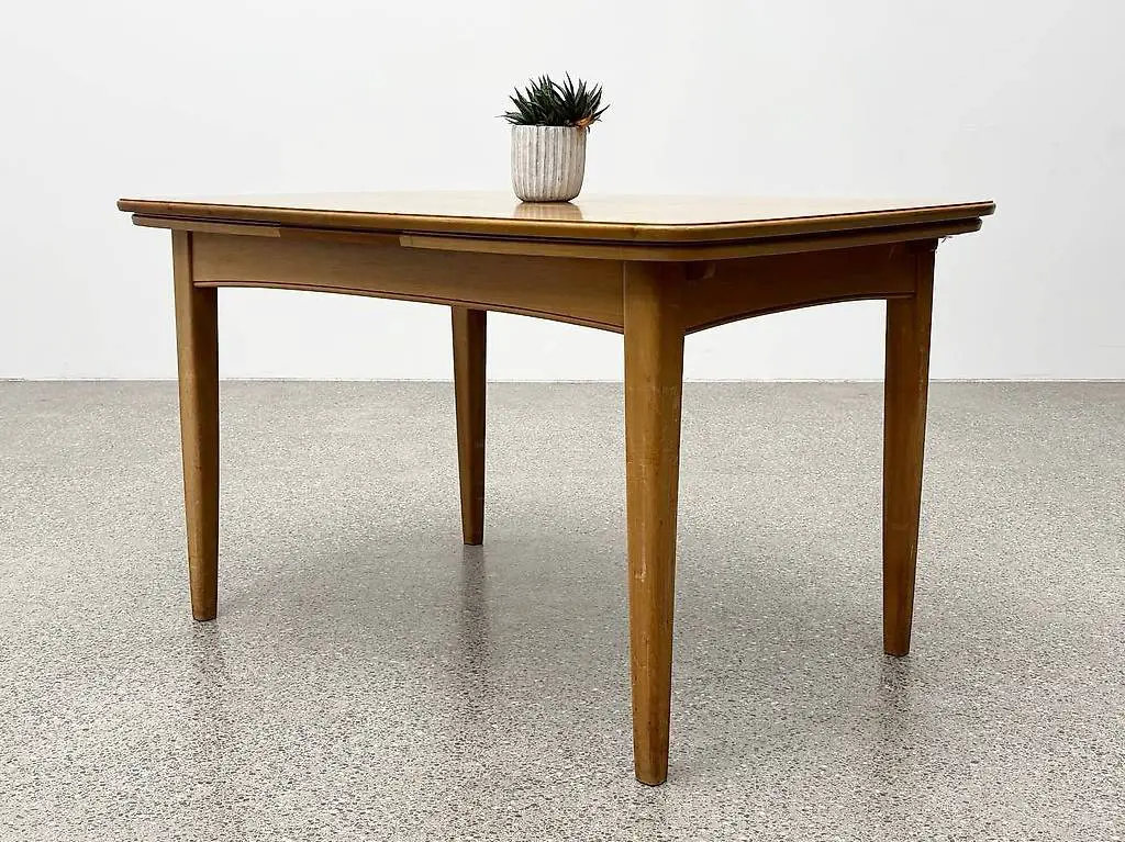 Ausziehbarer Esstisch, furniert aus Nussbaumholz