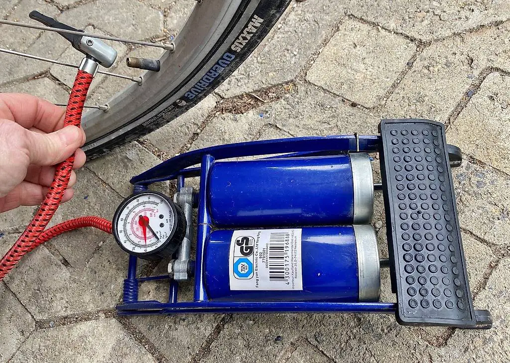 Fahrrad Velo Luftpumpe Zweikolben Fusspumpe inkl Manometer