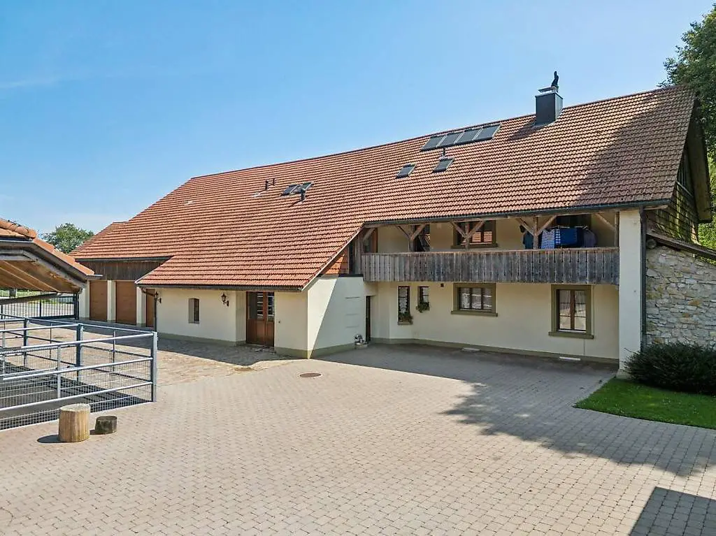 reitsportimmobilie mit 4 wohneinheiten, sandplatz und