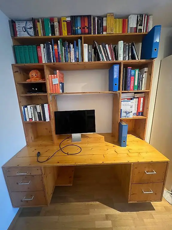 platzsparendes Riesenpult