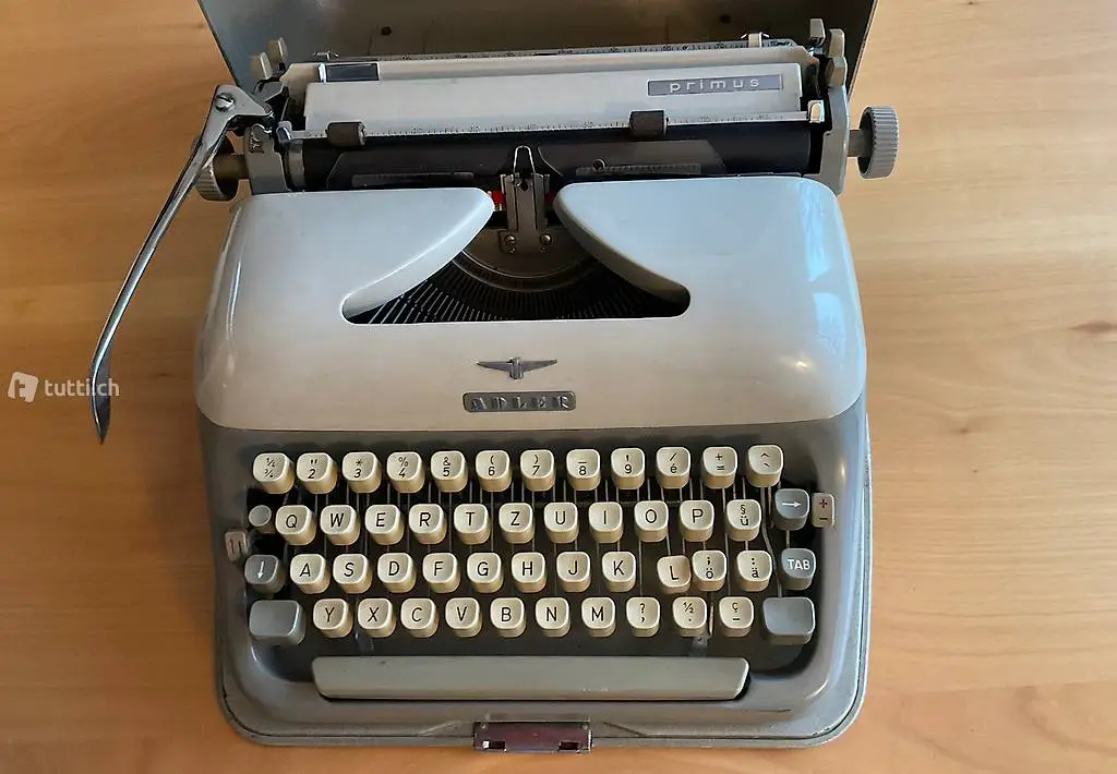 Alte Schreibmaschine von Adler