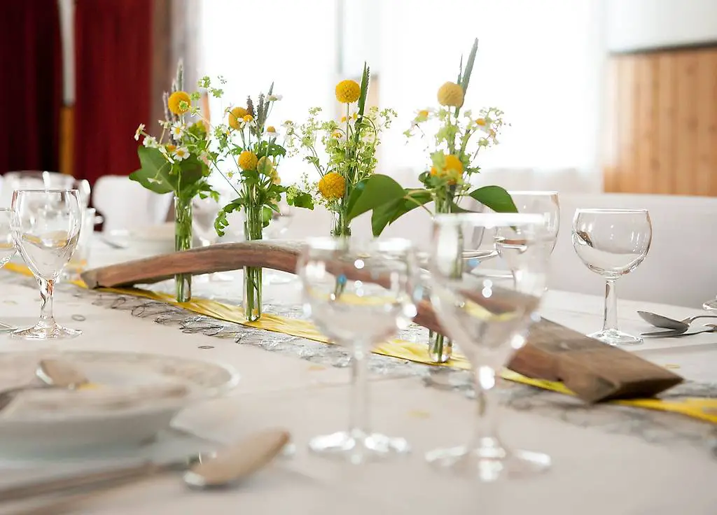 Tischdekoration - Blumenvase aus altem Weinfass