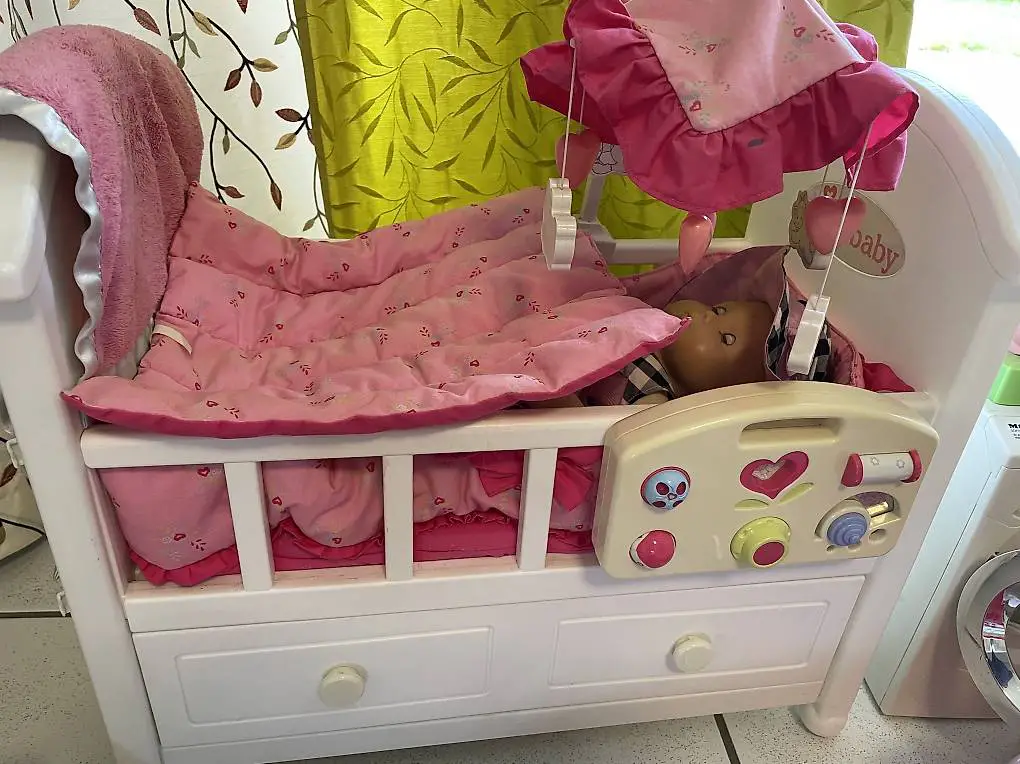 Puppenbett, Kochherd, Geschirrspüler und Coiffeur