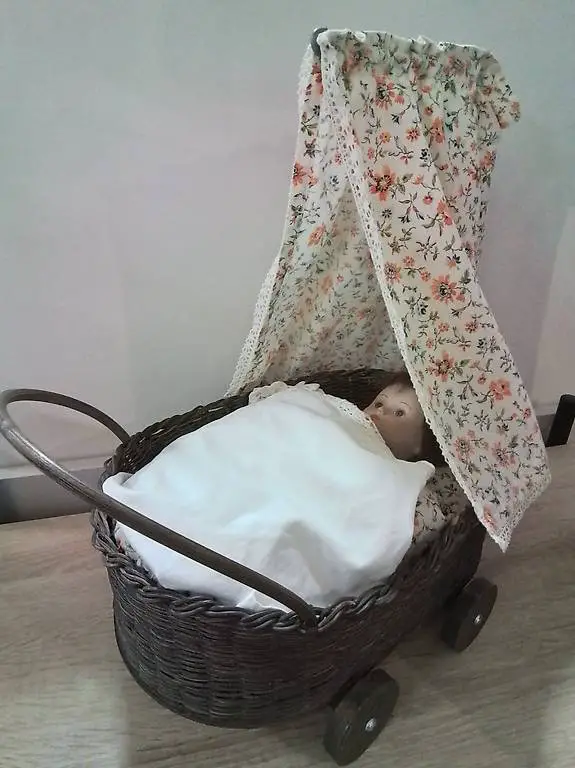 Puppenwagen liebevoll handgefertigt, geflochten