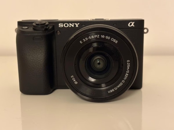Sony Alpha 6400 + Zubehör (2. Akku, OVP)